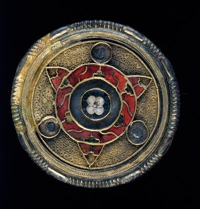 بروش قرص مرصع بالجواهر ، القرن السادس (مينا ذهب ، فضة بواسطة الأنجلو ساكسون